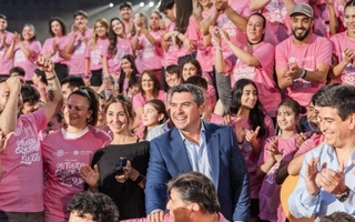 Orrego acompañó el ensayo del show central de la FNS y entregó remeras a los artistas