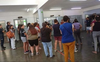 Padres de la escuela donde un experimento explotó exigen respuestas del suceso