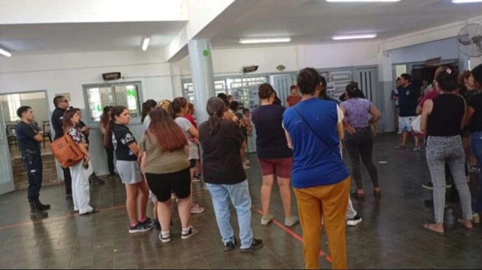 Tras una explosión que dejó grave a una alumna, padres denuncian negligencia