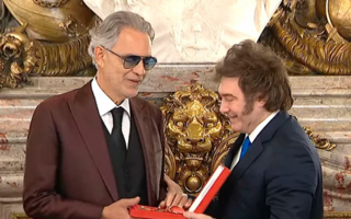 Reconocimiento a Bocelli: Milei le entregó la Orden de Mayo en Casa Rosada