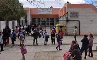 Padres se autoconvocaron para exigir respuestas en la escuela donde explotó una maqueta