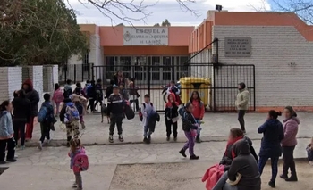 Padres se autoconvocaron para exigir respuestas en la escuela donde explotó una maqueta
