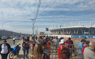 Largas filas en el Bicentenario para el remanente de entradas de la Fiesta del Sol 2025