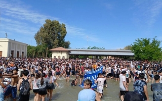 Estudiantes sanjuaninos coparon la Plaza del Bicentenario en un banderazo