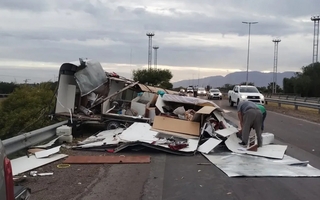 Salieron de vacaciones, se desenganchó la casa rodante y quedó destruida