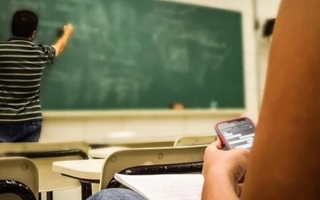 Reprobarán y suspenderán a alumnos que encuentren usando el celular en clase