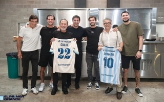 Francella y Donato visitaron el plantel de Racing previo al partido con River
