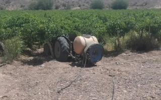 Un hombre quedó internado tras ser aplastado por su propio tractor en Albardón