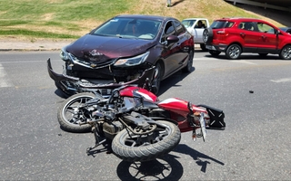 Colisión entre moto y auto en Paula Albarracín y Circunvalación