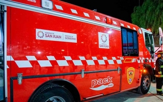 Se incendió una casa en Santa Lucía y hay personas atrapadas adentro 