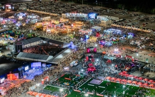 Récord absoluto en la tercera noche de la Fiesta del Sol con 100.000 asistentes