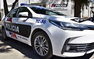 Quiso ayudar a empujar un auto, se cayó y terminó aplastado por un vehículo