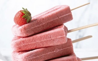 Cómo hacer helado casero de frutilla en palito fácil y sin moldes