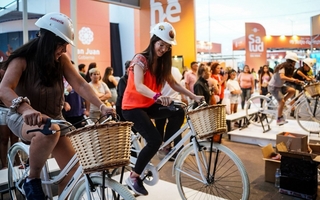 Con tres escenarios y feria, comenzó el cierre de la Fiesta del Sol 2025 