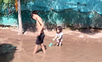 El desborde de un canal inundó la casa de una familia en Villa Ross, Chimbas