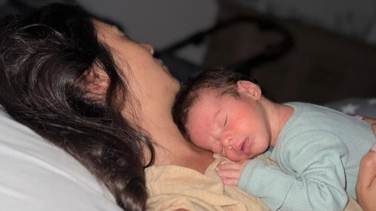 La China Ansa y su esposo compartieron las primeras fotos de su bebé