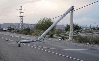 Un poste cayó en medio de la calle en Rivadavia: se investigan los hechos