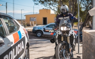 Un policía viajaba en moto y terminó grave tras ser chocado por una camioneta
