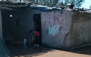 Chimbas asistió a la familia que se inundó por el desborde de un canal