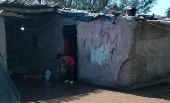 Chimbas asistió a la familia que se inundó por el desborde de un canal