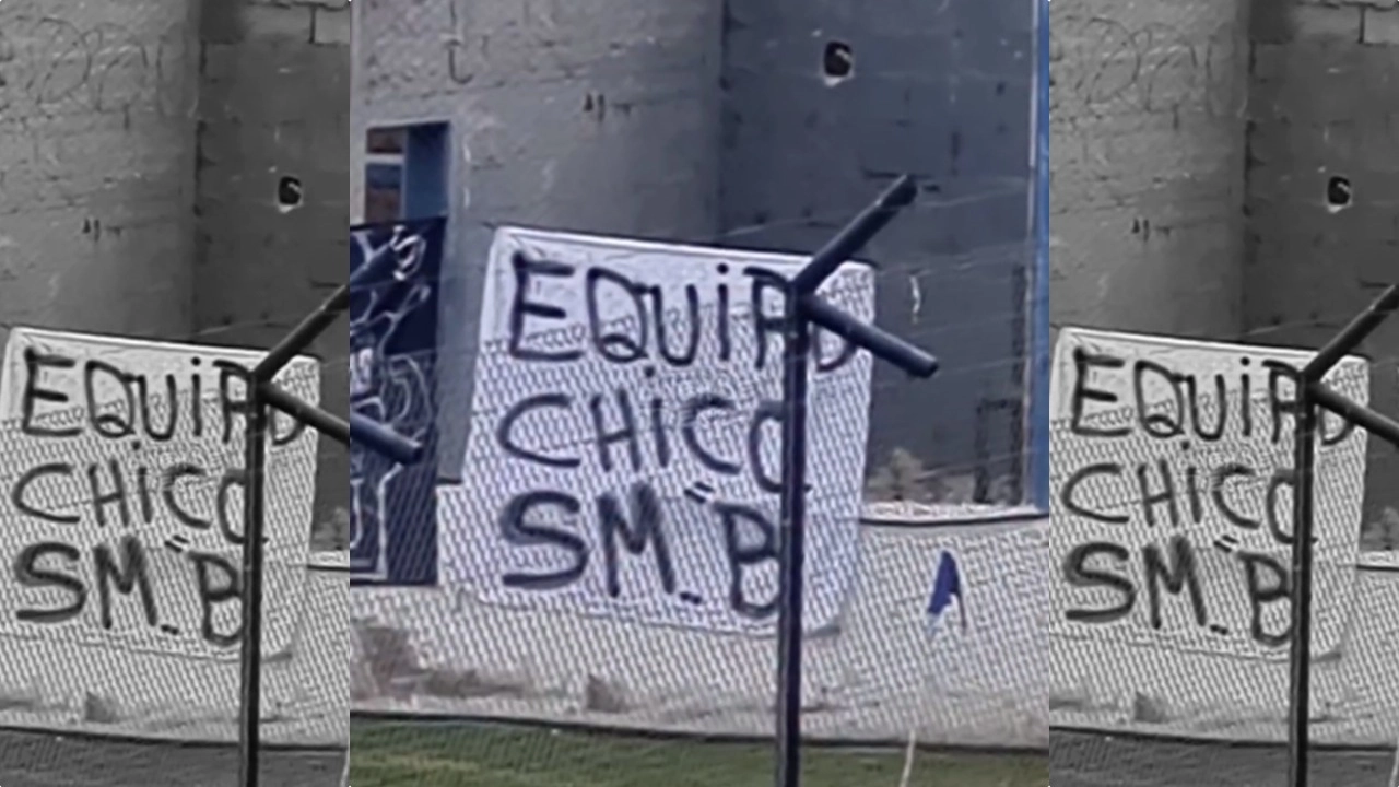 La polémica bandera de los hinchas de Unión contra San Martín tras su descenso La polémica bandera de los hinchas de Unión contra San Martín tras su descenso