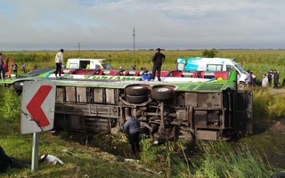 Dos personas murieron tras volcar un micro que viajaba a Mar del Plata 