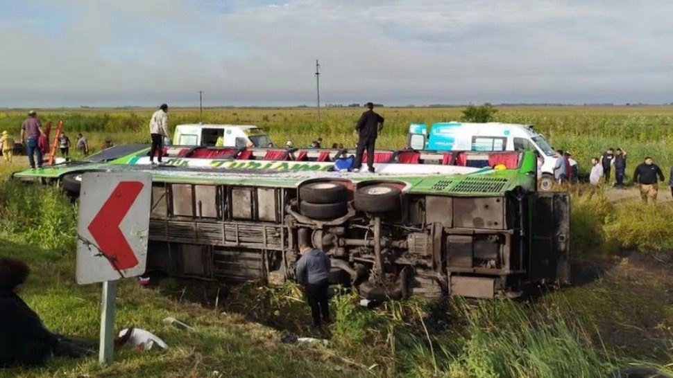 Dos muertos y 15 heridos por el vuelco de un micro que iba a un acto de Kicillof