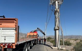 Personal de Naturgy trabaja en la reinstalación de cableado tras caída de poste