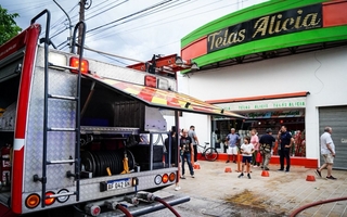 Incendio de gran magnitud en un local textil: bomberos trabajaron en la zona