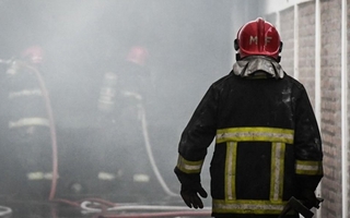 Falla eléctrica en heladera provocó incendio en vivienda de Rawson: un policía resultó intoxicado