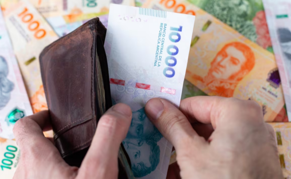 El último golpe al bolsillo: diciembre llega con aumentos en alquileres, prepagas y servicios