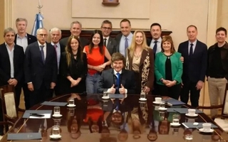 Adorni se reune con el consejo de Mayo en un día clave para las reformas