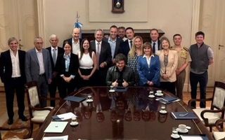 Milei encabezó una cumbre clave en Casa Rosada y presentó a sus nuevos ministros