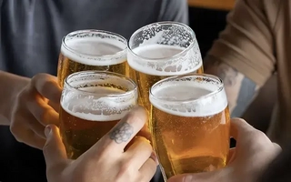 A qué edad es recomendable dejar de consumir cerveza, según expertos