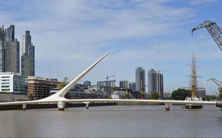 Un hombre se tiró desde el Puente de la Mujer y murió