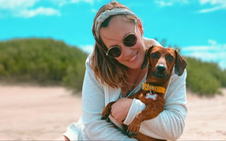 Una joven periodista murió tras caer de un acantilado mientras se tomaba una foto