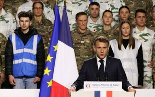 Francia lanzó un servicio militar voluntario para jóvenes de 18 y 19 años ante la amenaza rusa