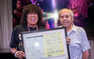 La Mona Jiménez recibió un reconocimiento por 58 años de trayectoria musical