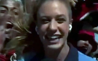 Agredieron a una periodista durante una transmisión en vivo en la previa de la final de la Libertadores