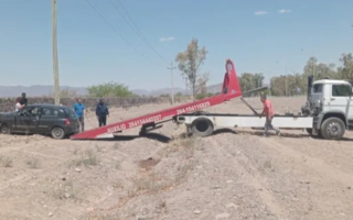 Choque en Jáchal: perdió el control y chocó frente al hospital departamental 