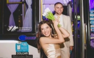 Pareja sanjuanina llegó a su casamiento en un colectivo tuning de la RedTulum