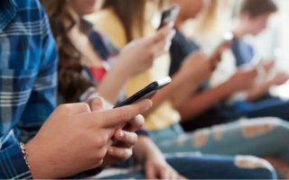 Desde el 2026, un colegio prohibirá el uso de celulares en sus clases 