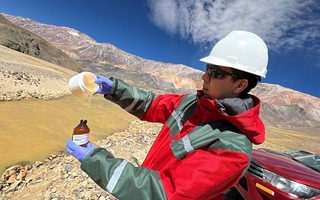 Peces muertos en Cuesta del Viento: choque de análisis del agua
