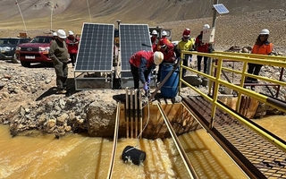 Peces muertos: Veladero invitó a HUARPE, funcionarios y vecinos a un muestreo de agua