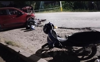 Grave choque en Rawson: un auto invadió el carril contrario y embistió a tres motos