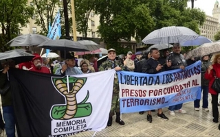 Una multitud marchó en Plaza de Mayo y pidió liberar a militares represores
