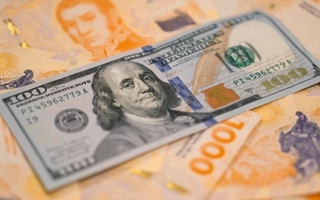 El peso argentino fue la moneda más devaluada del 2025