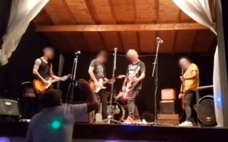 Murió un guitarrista reconocido en pleno show punk en La Plata