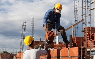 El empleo en la construcción mejoró en septiembre, pero sigue golpeado