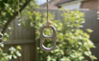 Para qué sirve colgar chapitas, el truco para cuidar el jardín